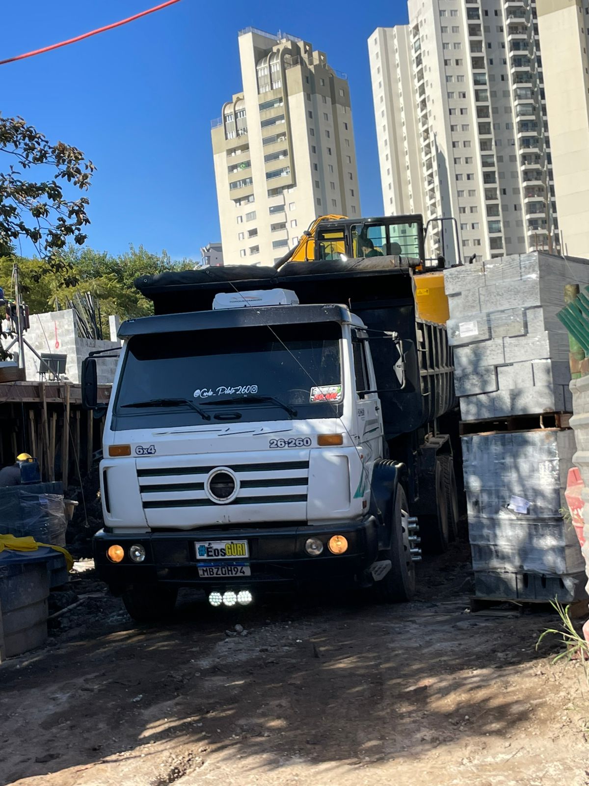 Trator de esteira nivelando terreno